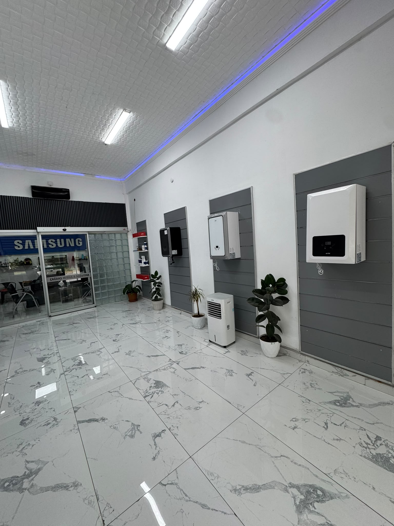Showroomda sergilenen kombi ve klima ürünleri