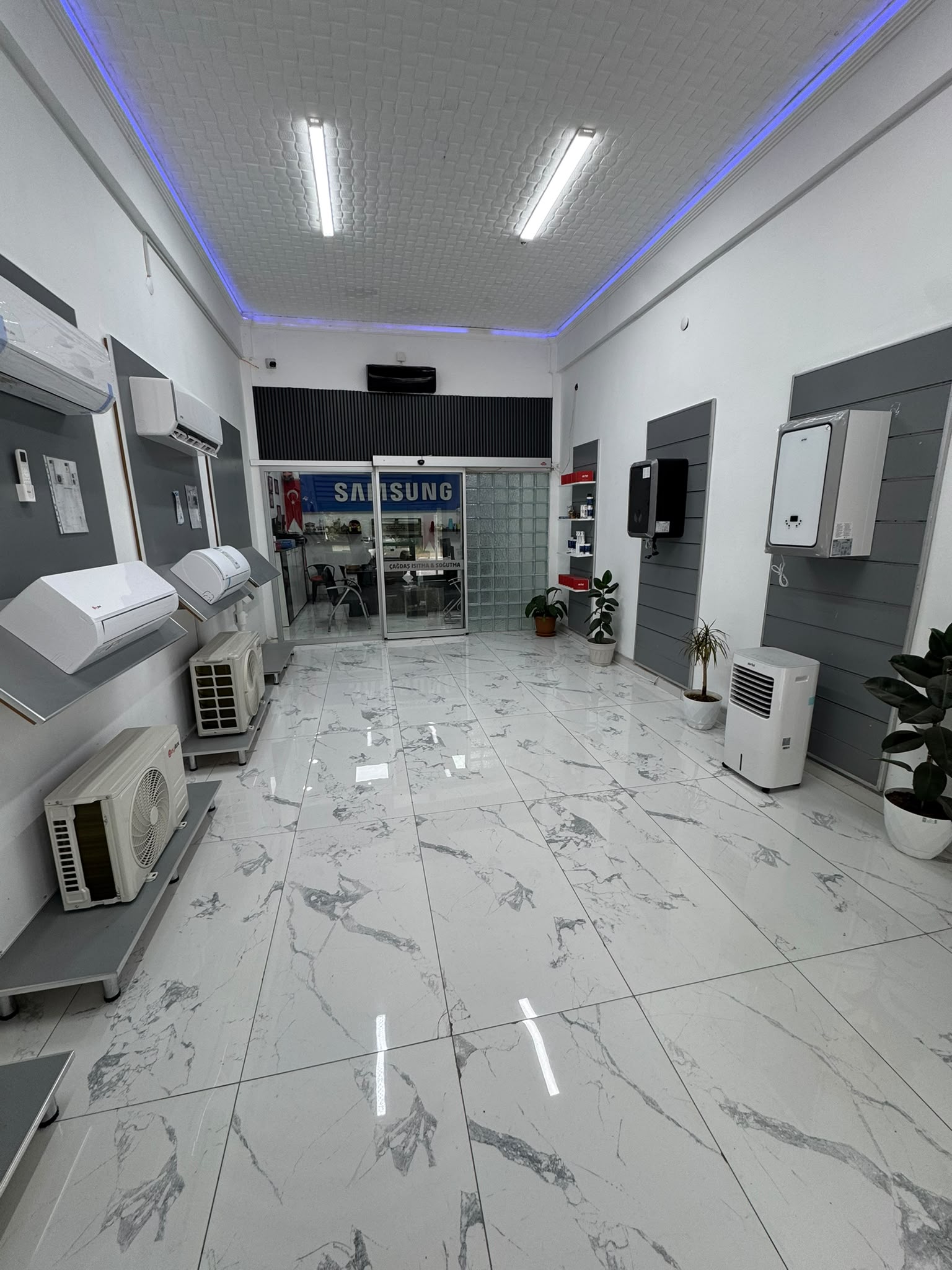 Çağdaş Isıtma ve Soğutma showroomunda klima ve beyaz eşya ürünleri